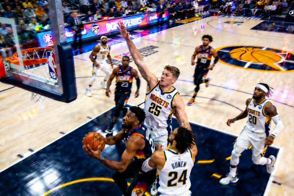 NBA篮球比赛现场照片，球员在场上激烈对抗