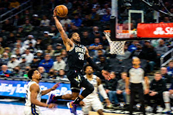 NBA篮球比赛照片，球员突破上篮得分