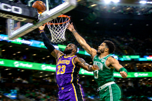 NBA篮球比赛照片，球员在防守端积极拼抢篮板